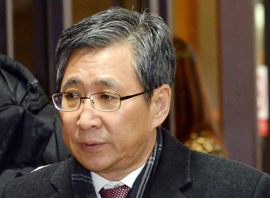 법원 출석하는 조원동      (서울=연합뉴스) 김도훈 기자 = 음주운전으로 사고를 낸 뒤 음주측정을 거부한 혐의로 재판에 넘겨진 조원동 전 청와대 경제수석이 17일 오전 서울 서초구 서울중앙지법에서 2심 선고 재판에 출석하고 있다.       이미경 CJ부회장 퇴진 압박과 포스코 인사 개입 의혹을 받고있는 조 전 수석은 이날 오후 검찰에 출석할 예정이다.2016.11.17      superdoo82@yna.co.kr  (끝)